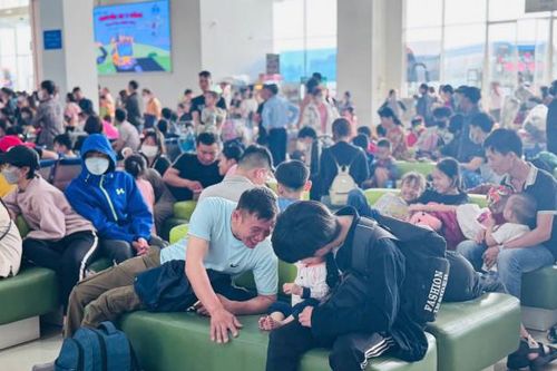 Ngày làm việc cuối năm, bến xe, sân bay đông đúc, cửa ngỏ TP HCM ùn tắc