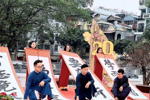 Hàng trăm bức thư pháp Hán Nôm và Quốc ngữ tại 'Hội chữ Xuân Ất Tỵ 2025'