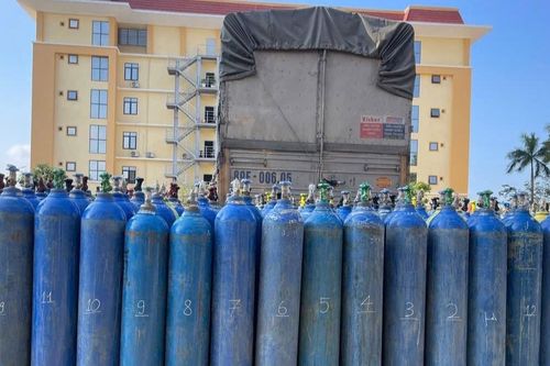 Bắt quả tang xe tải chở 640 bình khí 'bóng cười'