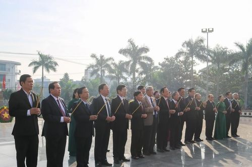 Lãnh đạo tỉnh Bình Định viếng Nghĩa trang liệt sĩ thành phố Quy Nhơn nhân dịp Tết Nguyên đán Ất Tỵ