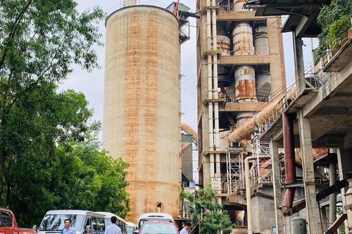 Nhiều công nhân nhà máy xi măng ở Nghệ An bị thương do tai nạn lao động