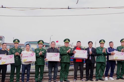 Hải Phòng: Tặng quà các chủ phương tiện tham gia bảo vệ chủ quyền biển đảo