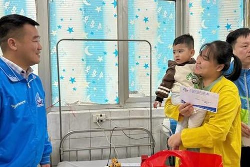 Tuổi trẻ Hòa Bình động viên bệnh nhi dịp Tết
