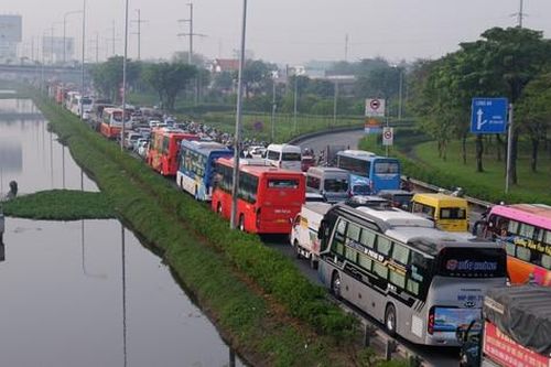 'Chen chân' ở cửa ngõ TPHCM sáng 25 Tết