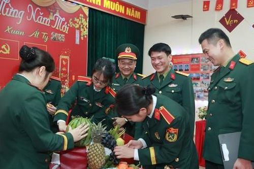 Người trẻ áo lính bày mâm ngũ quả, cắm hoa xuân