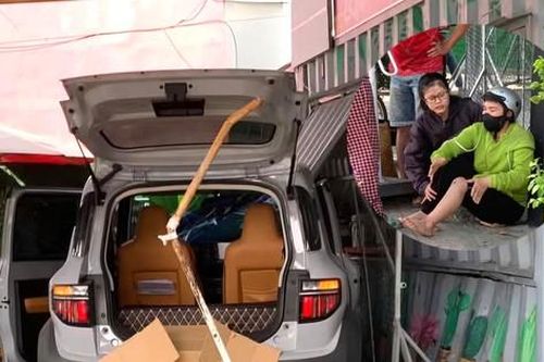 Nữ tài xế lái ô tô tông nhiều người đi đường rồi lao vào quán cà phê