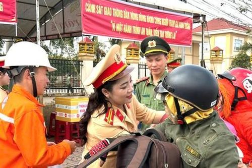 Công an Đắk Nông tiếp sức người dân trên đường về quê đón Tết