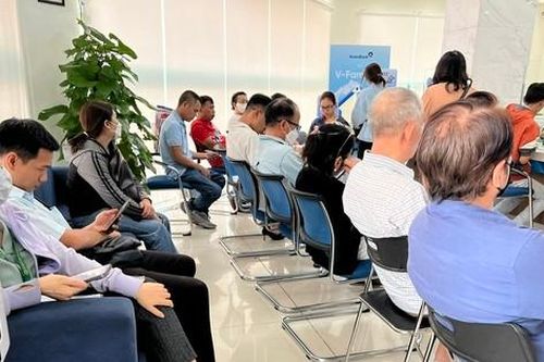 Chờ cả tiếng ở ngân hàng ngày làm việc cuối cùng của năm