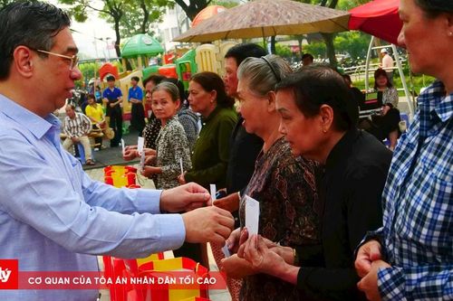 Thủ Đức: Hàng trăm phần quà và tiền được trao tại Ngày hội 'Xuân đoàn kết - Tết nghĩa tình'