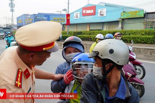 CSGT TP.HCM đội nắng điều tiết giao thông, tặng nước suối, khăn lạnh cho người dân về quê