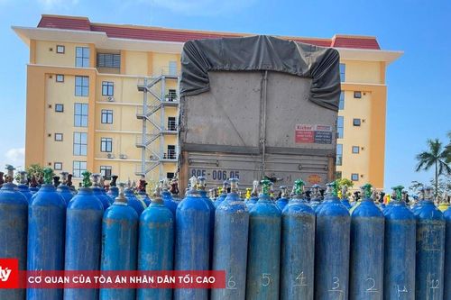 Phát hiện gần 600 bình chứa khí cười
