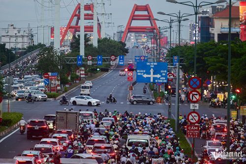 Người dân 'sợ' đèn tín hiệu giao thông, CSGT TPHCM thêm hướng dẫn