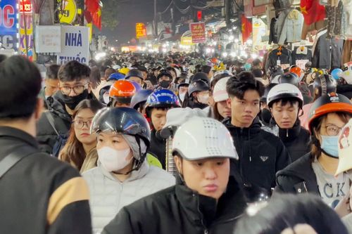 'Phố thời trang' Hà Nội chật kín, dòng người 'rồng rắn' đi săn sale tới nửa đêm