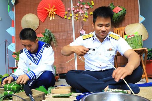 Các chiến sĩ trên huyện đảo Trường Sa trổ tài gói bánh chưng