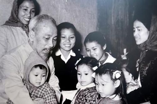 Hồ Chí Minh - Con đường phía trước phần 2: Khải hoàn ca giữa lòng Paris