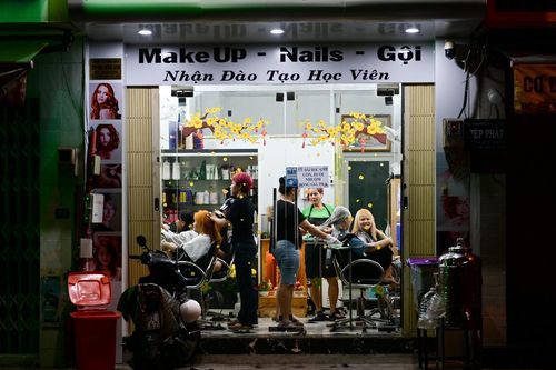 Tiệm nail, salon tóc quá tải ngày cận Tết, chị em sẵn sàng đợi từ sáng đến khuya