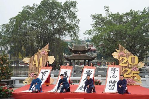 Rực màu Tết ở Hội chữ Xuân Ất Tỵ 2025