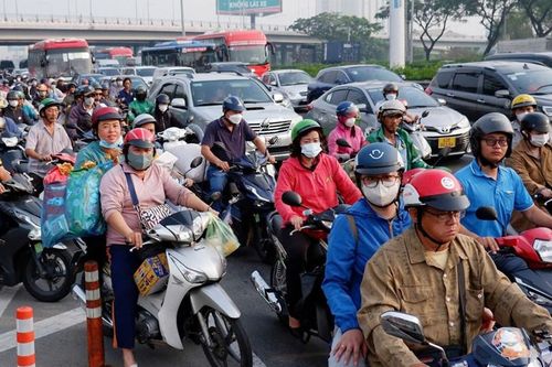 Giao thông căng thẳng ở các cửa ngõ TPHCM từ sáng 25 Tết