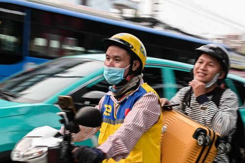 Hết ngày làm việc cuối năm, người và xe nhộn nhịp rời TPHCM về quê ăn Tết