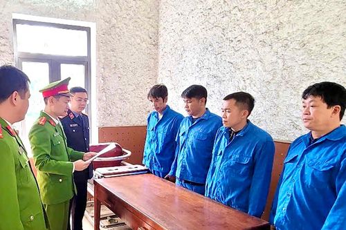 Bắt nhóm đối tượng khai thác đá đen tại TP Đông Triều