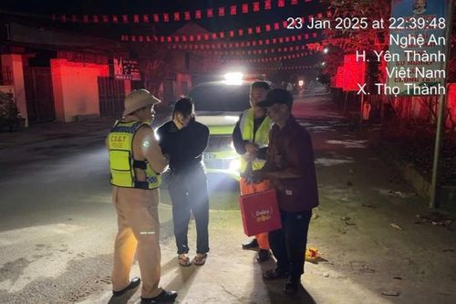 CSGT đưa người đàn ông có biểu hiện không bình thường trên cao tốc về gia đình