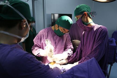 Phẫu thuật cứu bệnh nhân nam 15 tuổi bị dao găm xuyên sọ