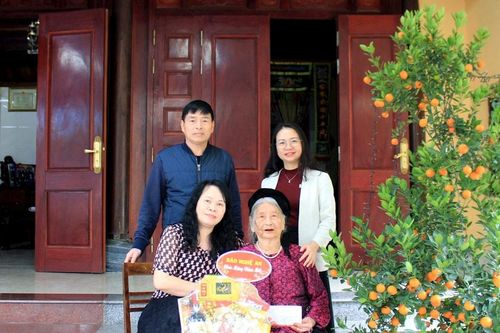 Báo Nghệ An tặng quà Tết Mẹ Việt Nam anh hùng