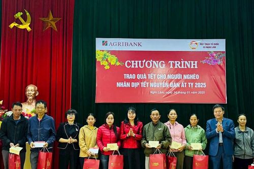 Phó Tổng Giám đốc Agribank trao 100 suất quà Tết cho hộ nghèo huyện Nghi Lộc