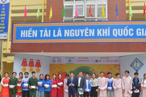 Báo Nghệ An và Bệnh viện Quang Khởi trao quà Tết ở huyện Yên Thành