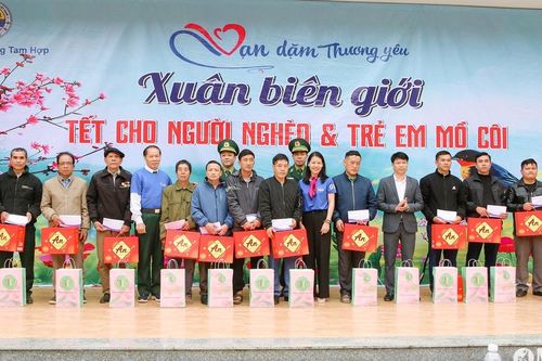 Quỹ 'Vạn dặm thương yêu' mang Tết đến người nghèo và trẻ em mồ côi xã biên giới Tam Hợp