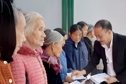 Báo Nghệ An trao quà Tết ở huyện Thanh Chương