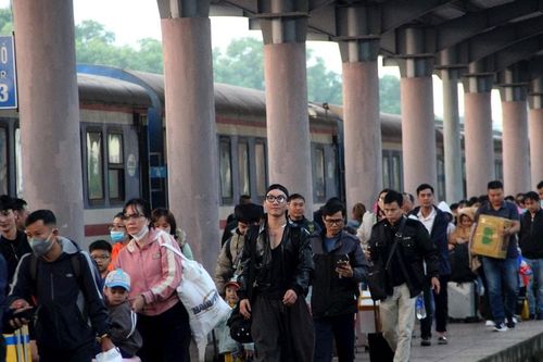 Người dân Nghệ An ùn ùn về quê nghỉ Tết