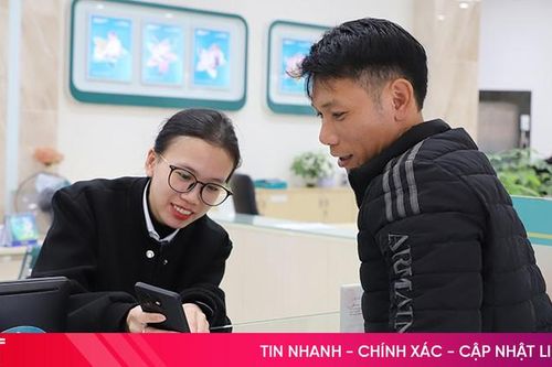 Tất bật giao dịch ngân hàng ngày làm việc cuối cùng năm Giáp Thìn