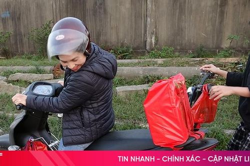 Công nhân ở Hà Tĩnh xúc động khi quà Tết được cán bộ công đoàn buộc sẵn trên xe