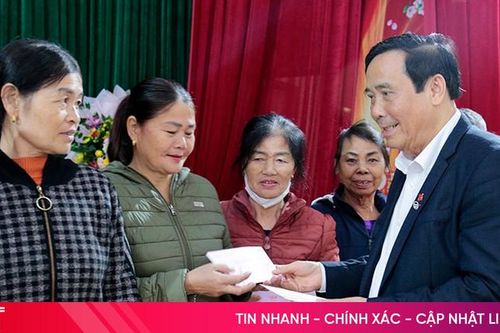 Chủ tịch Hội Người cao tuổi Việt Nam trao quà Tết tại các địa phương