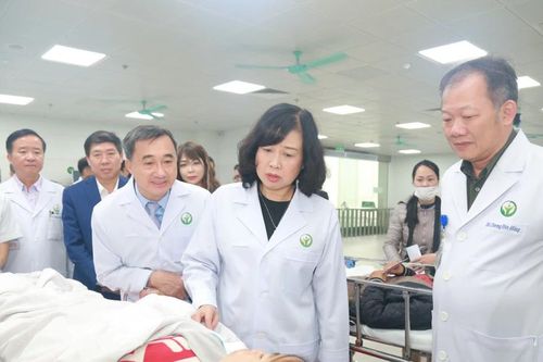 Bộ trưởng Bộ Y tế kiểm tra công tác khám, cấp cứu dịp Tết Nguyên đán