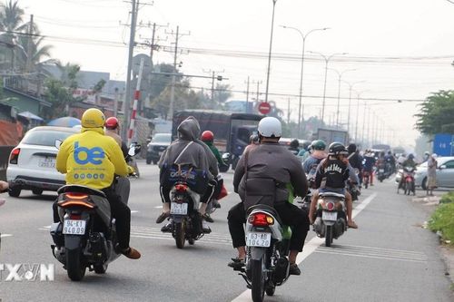 Cửa ngõ Thành phố Hồ Chí Minh đông xe trong ngày làm việc cuối năm
