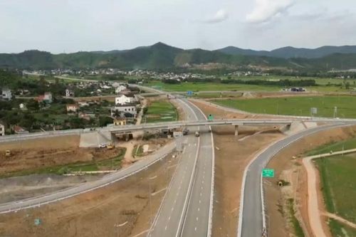 Cụ ông tâm thần đi lạc trên cao tốc được Cảnh sát giao thông giúp về nhà an toàn