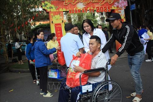 Hỗ trợ người nghèo, bệnh nhân khó khăn đón Tết đầm ấm bên gia đình
