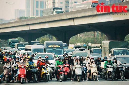 Người dân đổ dồn về các cửa ngõ, bến xe ở Hà Nội để về quê ăn Tết