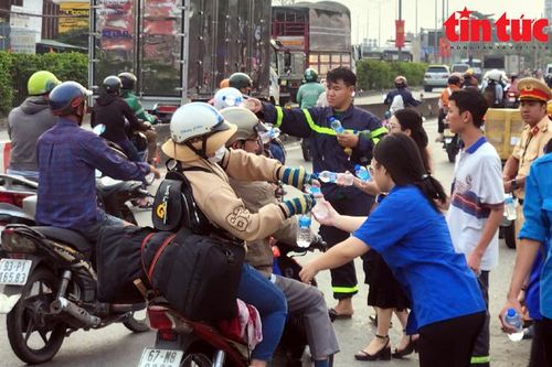 Lan tỏa yêu thương, tiếp sức cho người dân về quê đón Tết