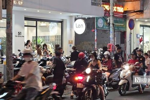 Cuộc đua giảm giá sâu tại các cửa hàng thời trang cận Tết, người mua tấp nập