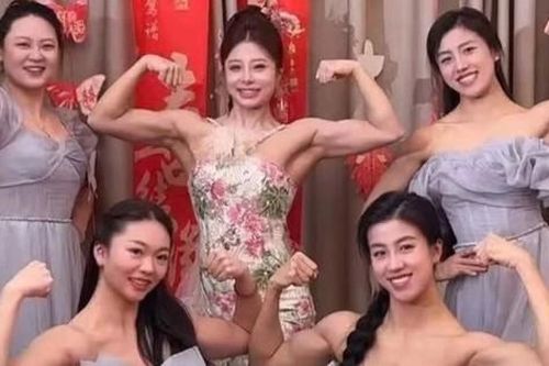 Cô dâu 'gây sốt' khi khoe cơ bắp cuồn cuộn trong đám cưới