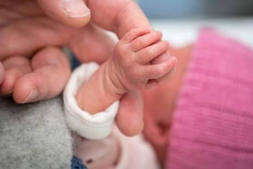 Người phụ nữ sinh con gái 1 giờ sau khi chồng tử vong