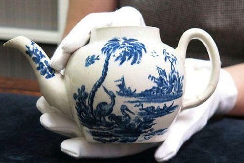 Người đàn ông mua chiếc ấm nứt vì đam mê, nào ngờ là đồ cổ 250 năm được định giá hơn 17 tỷ đồng
