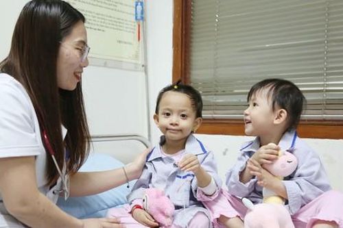 Hạnh phúc giản dị của những bác sĩ mùa xuân vắng nhà
