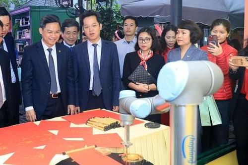 Robot trổ tài viết thư pháp tại Phố Sách Xuân Ất Tỵ 2025