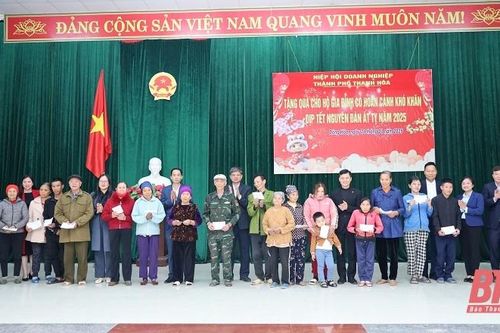 Hiệp hội Doanh nghiệp TP Thanh Hóa tặng quà cho hộ gia đình có hoàn cảnh khó khăn tại TP Thanh Hóa và huyện Hoằng Hóa