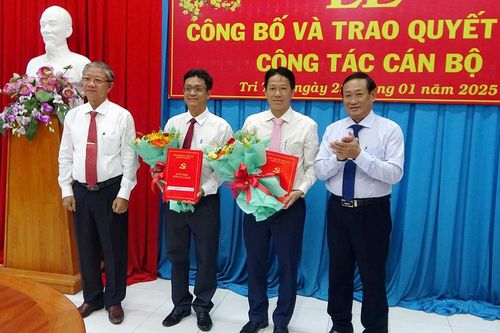 Tri Tôn trao quyết định 4 cán bộ lãnh đạo