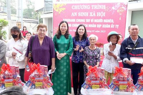 Trao quà Tết cho hộ nghèo huyện An Phú